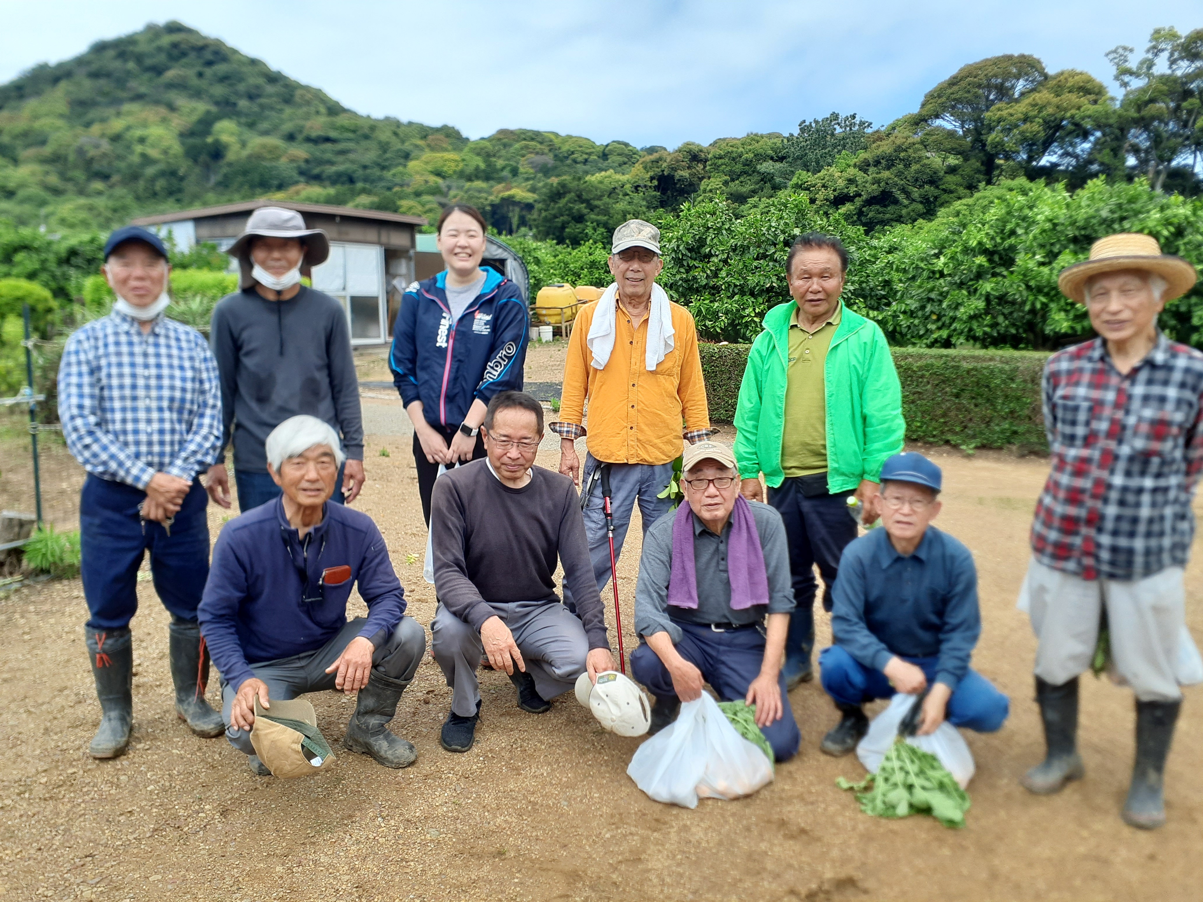 みかんを育てる会のメンバーが農園作業を行いました