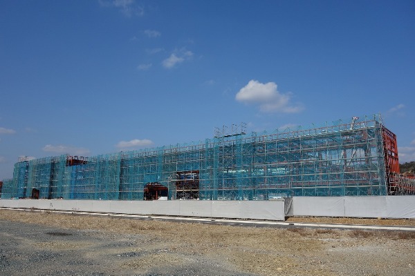 建設中の下野部工場、立柱式を執り行う